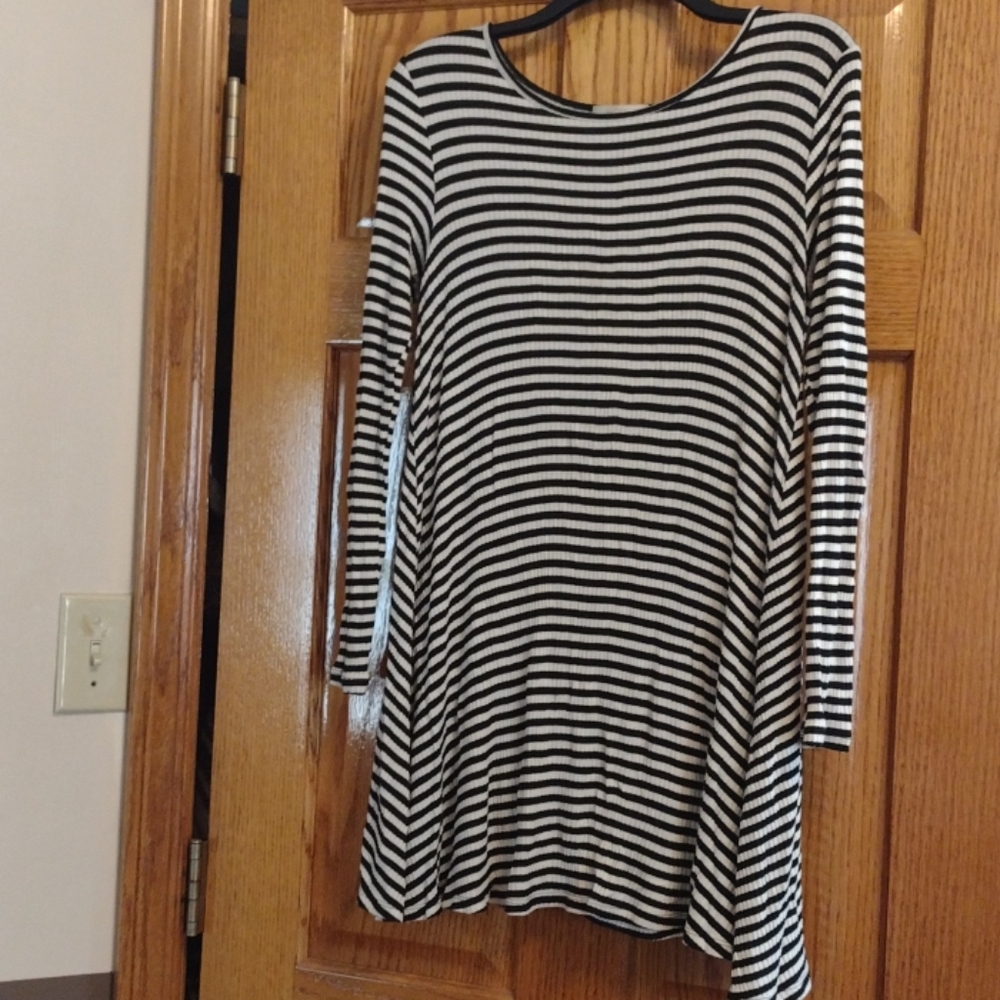 Black 🖤 and White 🤍 striped tunic dress.